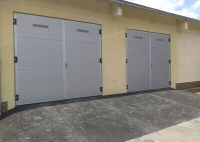 Stříbrná garážová dvoukřídlová vrata