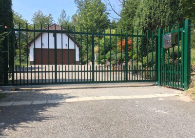 posuvná hliníková brána zelená s výplní svislého jeklu, hliníková brána s brankou, posuvná nesená brána hliníková, nesená brána s výplní