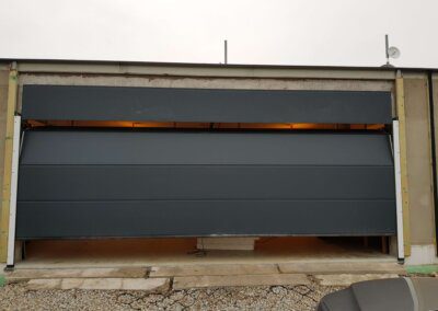 speciální sekční garážová vrata slícovaná s fasádou