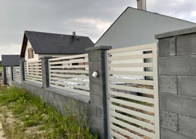 Hliníkový plot, brána a branka s práškovým lakováním.