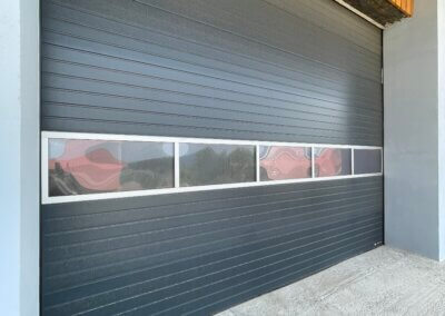 Sekční průmyslová vrata SPU s celoprosklenou lamelou, povrch stucco, barva RAL7016