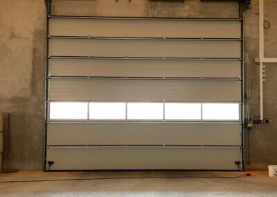 Sekční průmyslová vrata SPU s celoprosklenou lamelou, povrch stucco, barva RAL7016