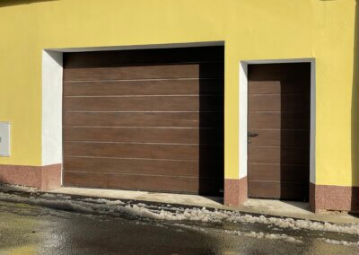 Sekční garážová vrata RenoMatic s pohledově stejnými vedlejšími dveřmi, drážka "M", lakovaná imitace ořech