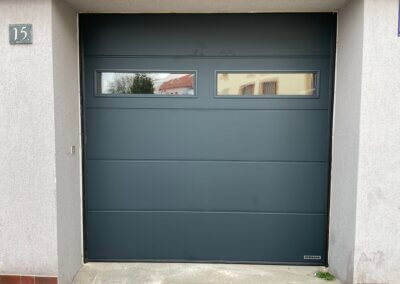 Sekční garážová vrata Hörmann LPU s prosklením, drážka "L", povrch SilkGrain, barva RAL7016
